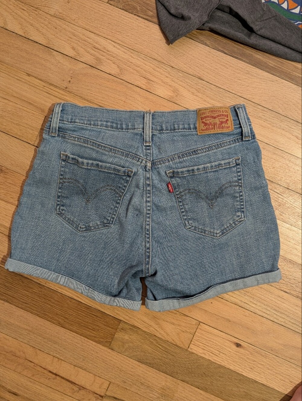 Levis - Picture 2 of 5